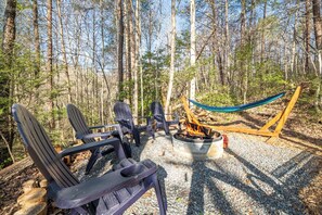 Property grounds - Rustic 2BD Cabin w/ HUGE Yard | WiFi + Fire Pit (Gatlinburg)