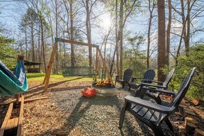 Property grounds - Rustic 2BD Cabin w/ HUGE Yard | WiFi + Fire Pit (Gatlinburg)