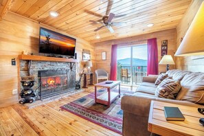 Fernseher, Kamin, DVD-Player