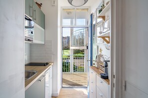 Kühlschrank, Mikrowelle, Ofen, Wasserkocher mit Kaffee-/Teezubehör
