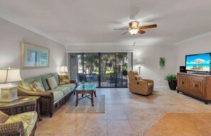Living area - Relax & Unwind at the Cay! in this beautiful 2 bedroom Condo with pool view (Key Colony Beach)