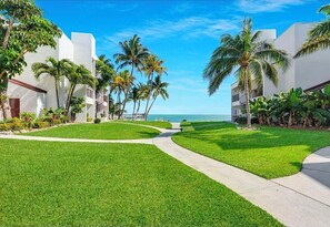 Property grounds - Relax & Unwind at the Cay! in this beautiful 2 bedroom Condo with pool view (Key Colony Beach)
