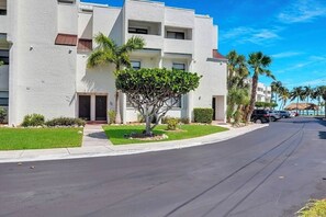 Exterior - Relax & Unwind at the Cay! in this beautiful 2 bedroom Condo with pool view (Key Colony Beach)