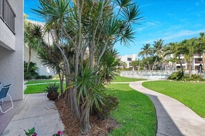 Terrace/patio - Relax & Unwind at the Cay! in this beautiful 2 bedroom Condo with pool view (Key Colony Beach)