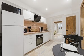Fridge, microwave, oven, dishwasher - Robin's Nest – Cocon au cœur du Vieil Antibes (Antibes)