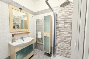 Shower, bidet, towels - M457 - Marcelli, three-room apartment with a/C (Marcelli)