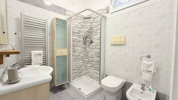 Doccia, bidet, asciugamani