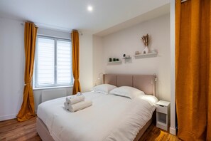 Tabla de planchar con plancha, wifi gratis y ropa de cama 