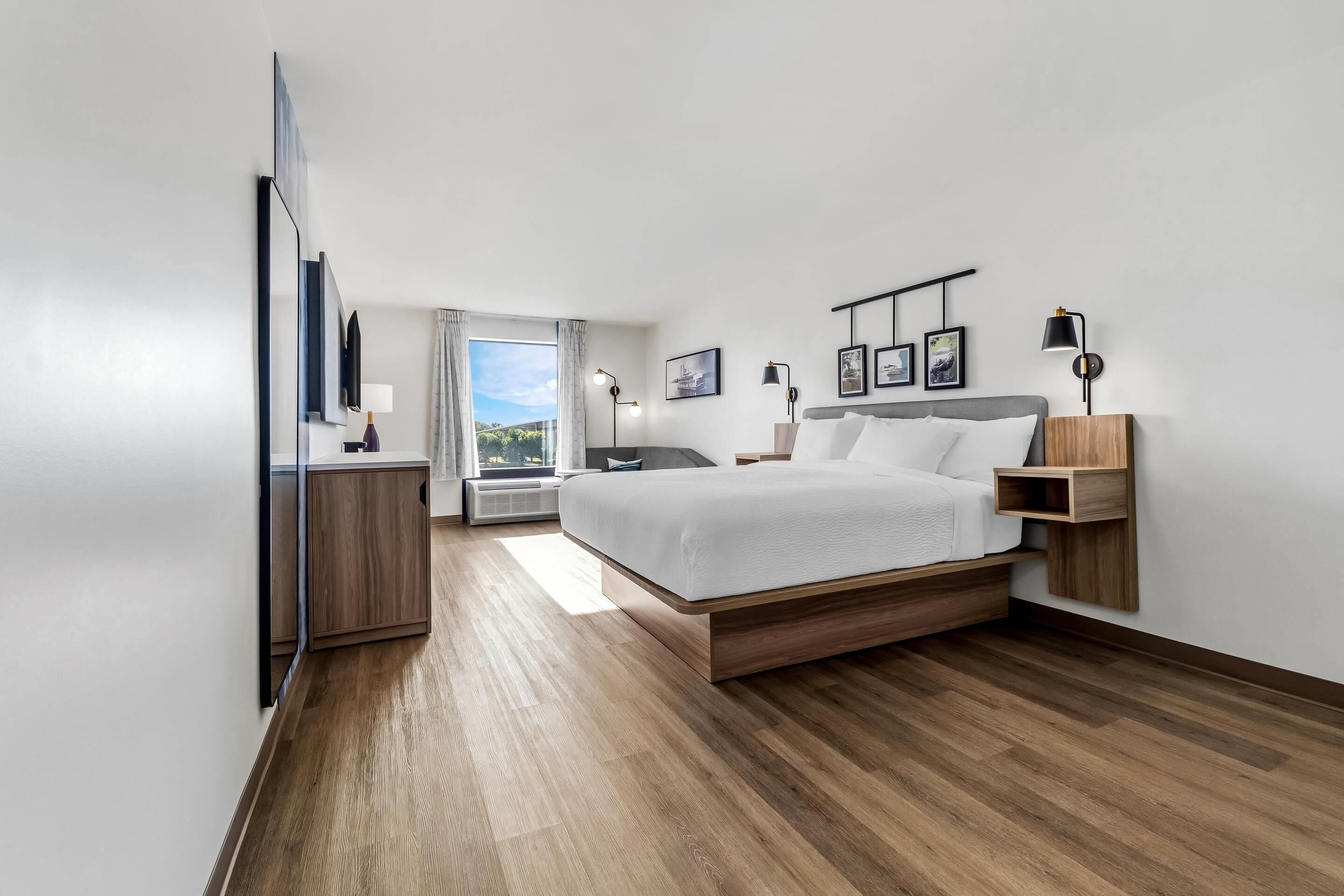 Escritorio, cortinas blackout y tabla de planchar con plancha 