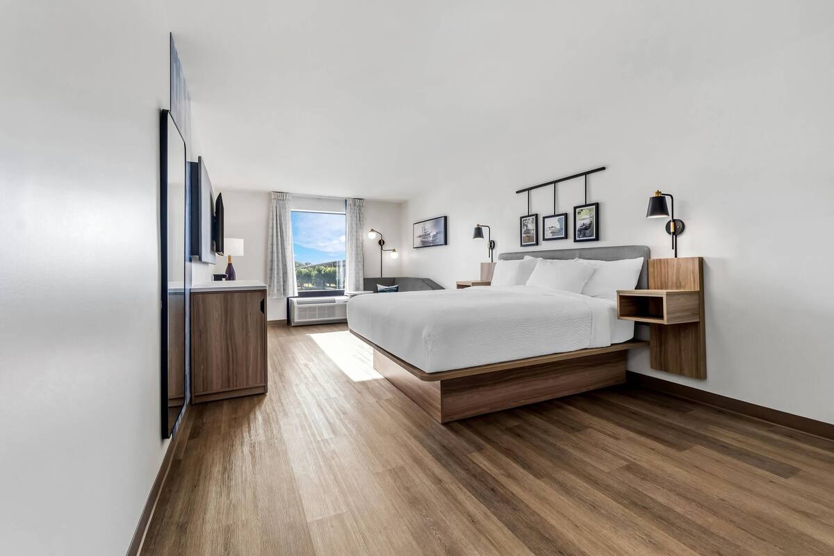 Suite, 1 King Bed with Sofa bed, Non Smoking | Desk, blackout drapes, iron/ironing board, WiFi (free)