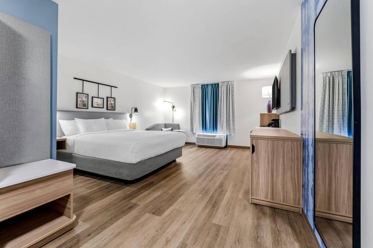Room, 1 King Bed, Accessible, Non Smoking | Desk, blackout drapes, iron/ironing board, WiFi (free)