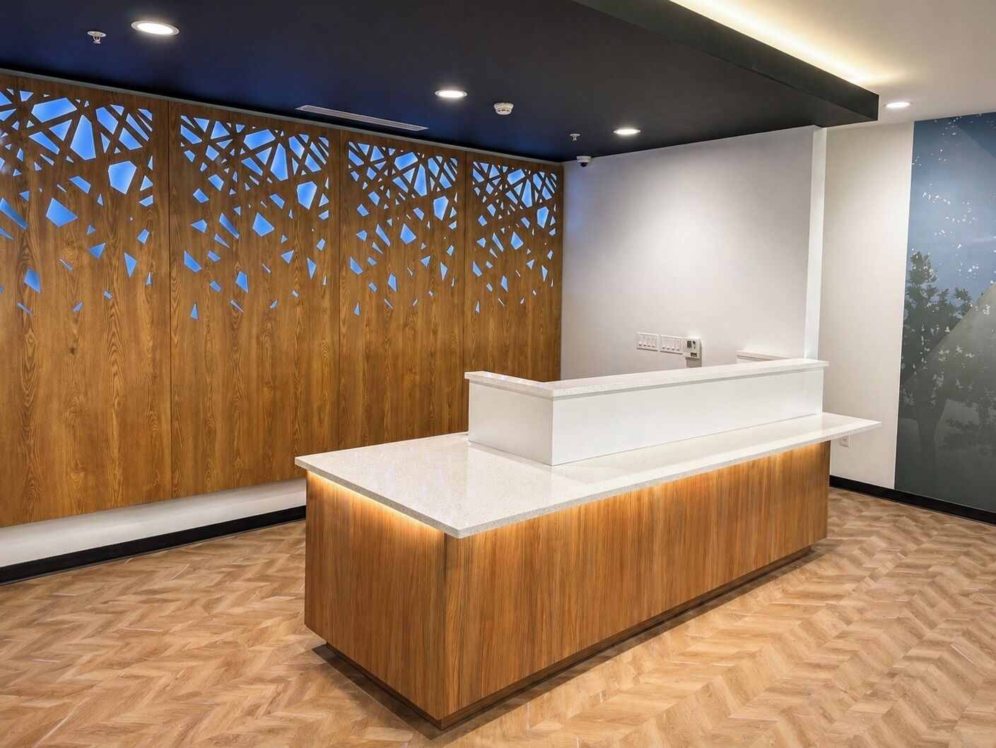 Un mostrador de recepción con un panel de madera y un suelo con patrón de espiga.