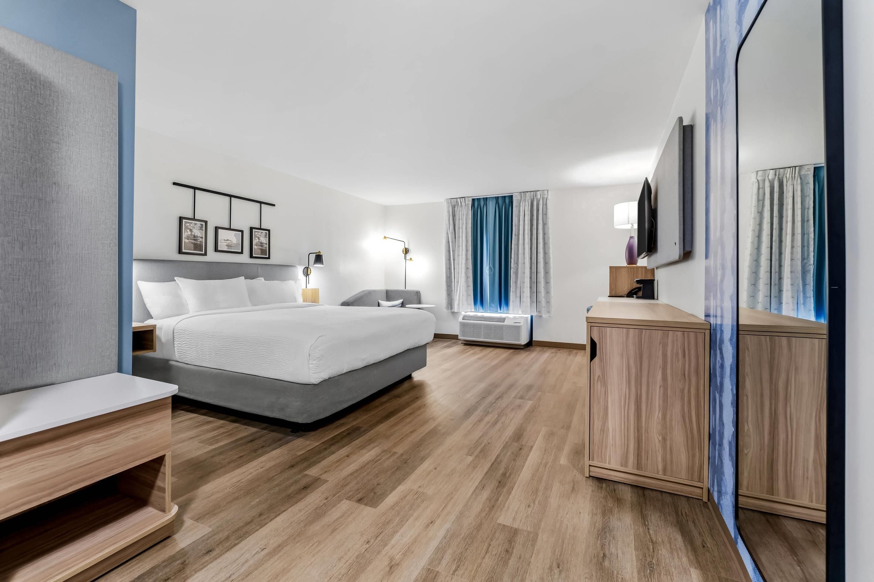 Escritorio, cortinas blackout y tabla de planchar con plancha 