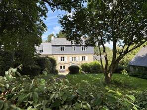 A two-story stone house with a garden, surrounded by trees. - Plomarch Pella - à 300m de la plage (Douarnenez)