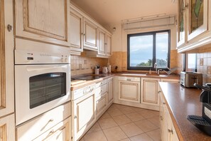 Fridge, microwave, oven, dishwasher - Les Jardins de Théoule - Avec balcon vue Mer (Theoule-sur-Mer)