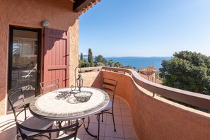 Outdoor dining - Les Jardins de Théoule - Avec balcon vue Mer (Theoule-sur-Mer)