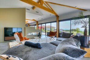 TV, fireplace