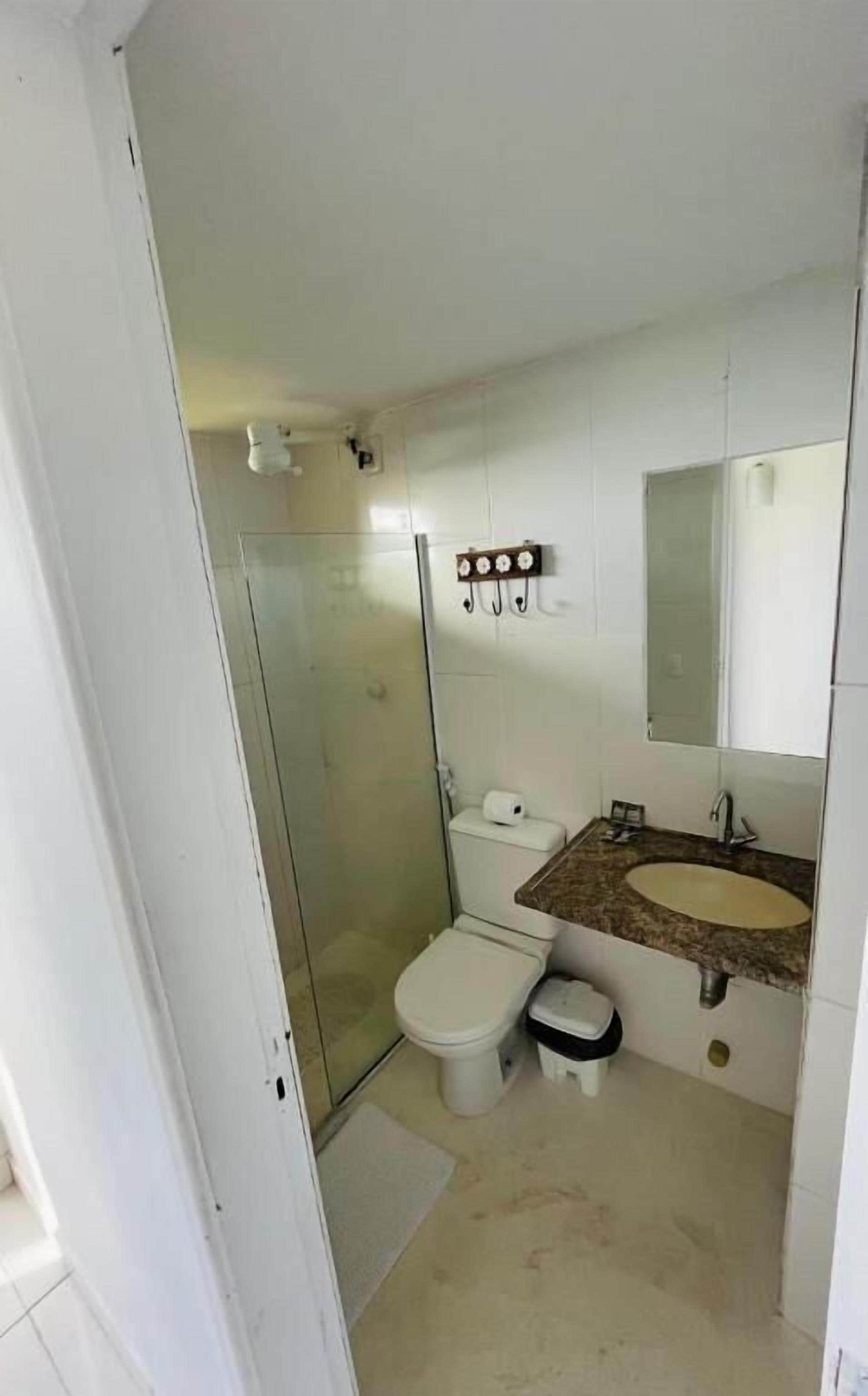 Un baño con inodoro, lavamanos y ducha.