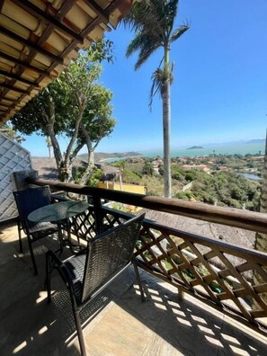 Habitación Deluxe, balcón, vistas al mar | Restaurante al aire libre