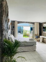 Suite familiare, patio, vista giardino | Una cassaforte in camera, Wi-Fi gratuito