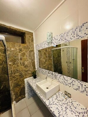Suite familiar, patio, vistas al jardín | Baño