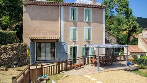 A two-story house with a patio, outdoor furniture, and a swimming pool. - La Parenthèse de la Traverse - Avec piscine privée (Ferrières-Poussarou)