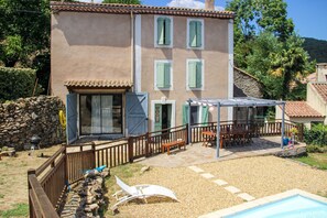 Terrace/patio - La Parenthèse de la Traverse - Avec piscine privée (Ferrières-Poussarou)