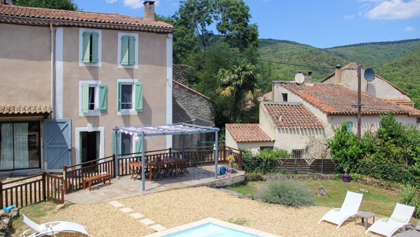 A villa with a swimming pool, outdoor furniture, and a view of the surrounding hills. - La Parenthèse de la Traverse - Avec piscine privée (Ferrières-Poussarou)