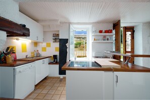 Fridge, microwave, oven, dishwasher - La Parenthèse de la Traverse - Avec piscine privée (Ferrières-Poussarou)