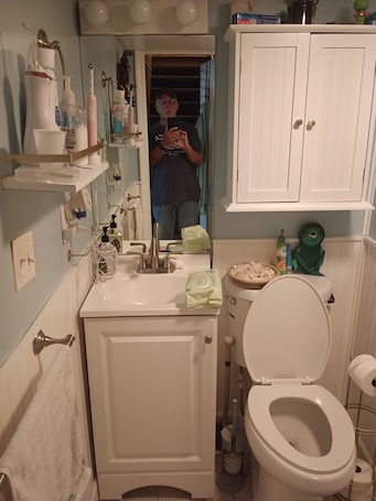 Shower, hair dryer, towels, soap. 2-bedroom bedroom in tranquil Kansas City with AC 15 min to Arrow Head