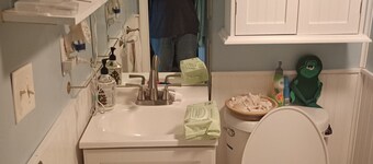 2-bedroom bedroom in tranquil Kansas City with AC 15 min to Arrow Head