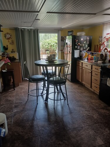 2-bedroom bedroom in tranquil Kansas City with AC