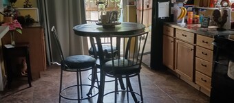 2-bedroom bedroom in tranquil Kansas City with AC 15 min to Arrow Head