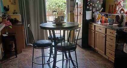 2-bedroom bedroom in tranquil Kansas City with AC