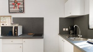 Kühlschrank, Mikrowelle, Herdplatte, Kochgeschirr/Geschirr/Besteck