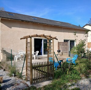 Outdoor dining - Gîte de l'hivet - "L'Hortensia" with Private Terrace (Merdrignac)