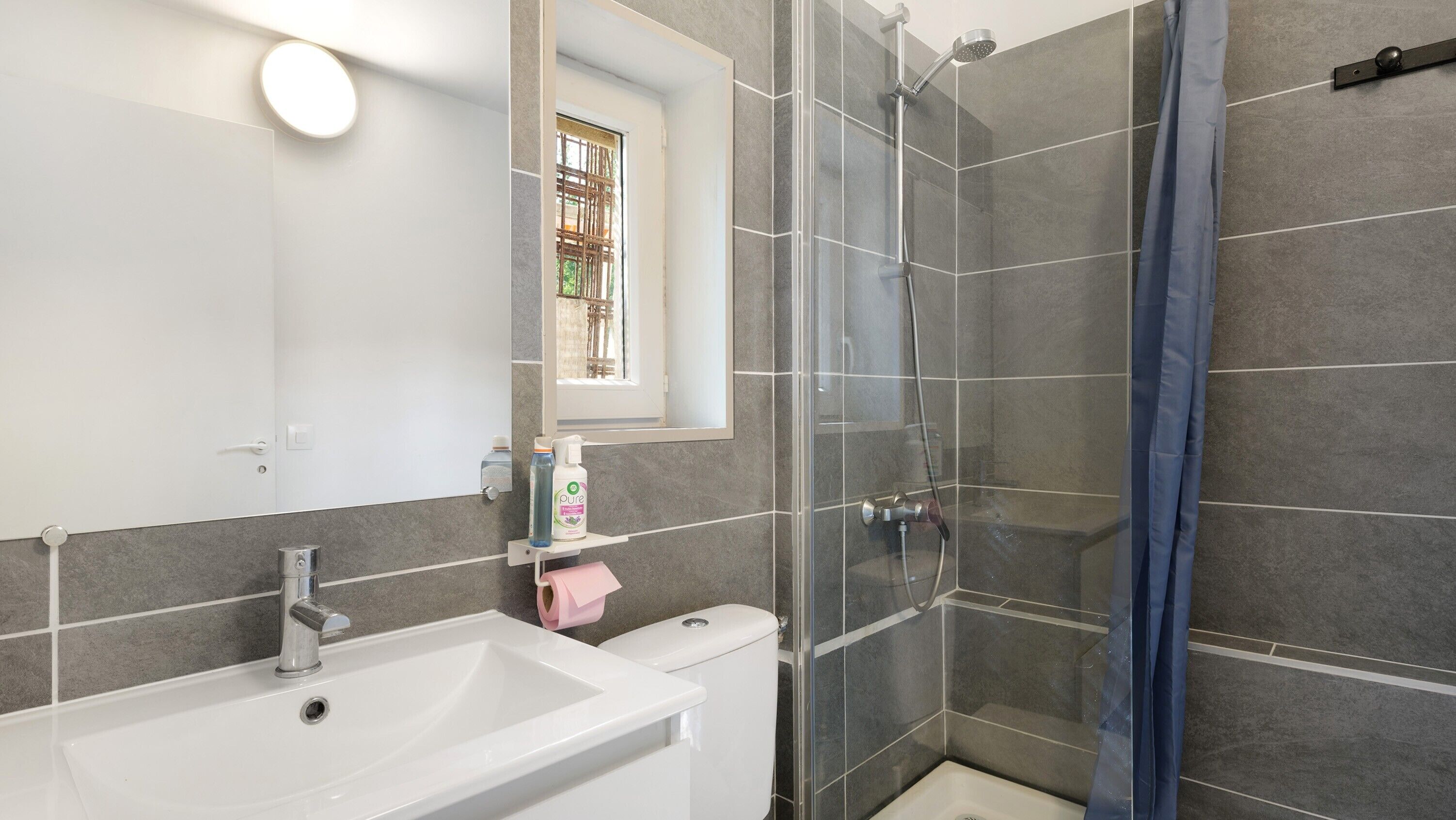 Shower, towels