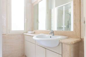Regadera, secadora de cabello, bidet, toallas 