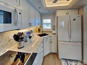 Private kitchen - Pointe South 307 | Amazing Gulf Views + Resort Pool (Fort Myers Beach)