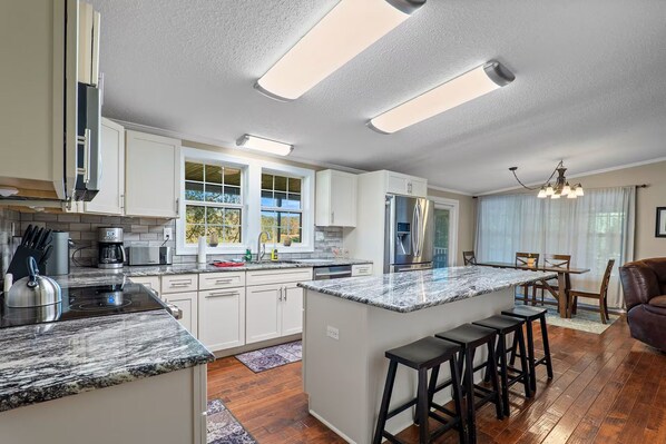 Private kitchen - 3BR 2B House - Crown Plaza Resort Golf Course View (Asheville)