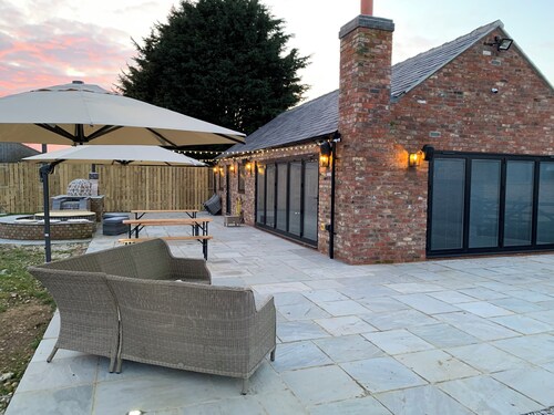 Lola Cottage - Luxury Studio Accommodation - 5 People - 1.5 miles from Amenities