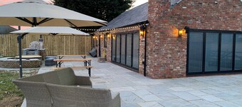 Lola Cottage - Luxury Studio Accommodation - 5 People - 1.5 miles from Amenities