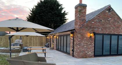 Lola Cottage - Luxury Studio Accommodation - 5 People - 1.5 miles from Amenities