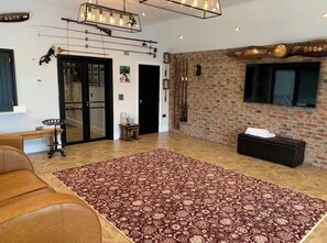 Interior - Lola Cottage - Luxury Studio Accommodation - 5 People - 1.5 miles from Amenities (Skirpenbeck)