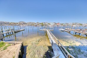 A marina with wooden docks and boats, surrounded by residential buildings. - Charming 2-Bedroom with Water View & Boat Slip in Carolina Beach (Carolina Beach)