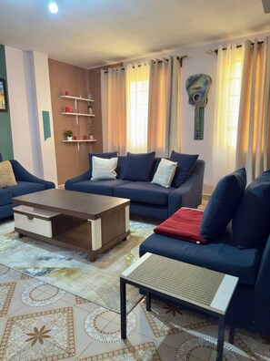 TV - Toly’s Spacious One-Bedroom
— Perfect for a romantic couple (Kahawa Sukari)