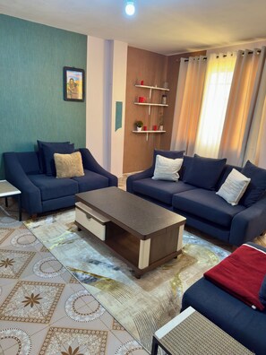 TV - Toly’s Spacious One-Bedroom
— Perfect for a romantic couple (Kahawa Sukari)