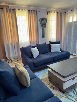 TV - Toly’s Spacious One-Bedroom
— Perfect for a romantic couple (Kahawa Sukari)
