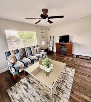 Living area - Cozy 1-bedroom apartment 4 blocks from Historic Circle Entertainment in Sebring. (Sebring)