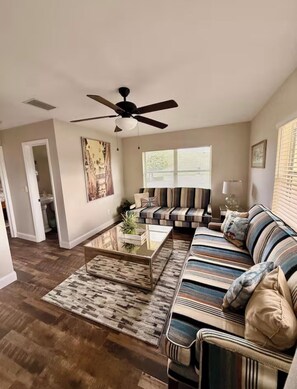 Living area - Cozy 1-bedroom apartment 4 blocks from Historic Circle Entertainment in Sebring. (Sebring)